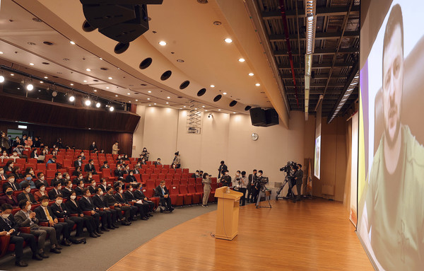 볼로디미르 젤렌스키 우크라이나 대통령이 지난 11일 한국 국회에서 화상연설을 했지만, 시청 장소의 5분의 1가량도 못 채우는 저조한 참석률을 보여 빈축을 샀다. 사진/ 뉴시스 제공