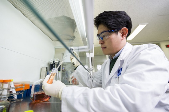 종근당바이오가 뇌졸중 후 상지근육 경직 치료에 있어 CKDB-501A(클로스트리디움보툴리눔독소A형)의 안전성 및 유효성을 확인하기 위한 임상 1상 임상시험계획(IND) 승인을 받았다. 사진 / 종근당 제공