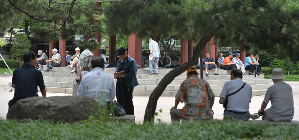 통계청이 14일 2021년 장래인구추계 결과를 내국인과 외국인으로 세분화하고 국적변동을 반영해 2020~2040년 기간을 전망한 '내외국인 인구전망'을 발표했다. 사진/ 뉴시스 제공