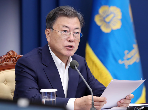 ] 문재인 대통령은 20일 ‘제42회 장애인의 날’을 맞아 최근 지하철 시위로 주목받은 ‘장애인 이동권’ 문제와 관련해 “더 배려하지 못한 우리 자신의 무관심을 자책해야 한다”고 강조했다. 사진/ 뉴시스 제공