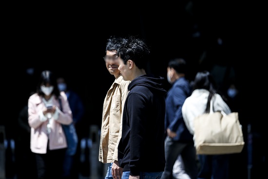 실외 마스크 착용 의무화 해제 둘째날인 3일 오후 서울 용산구 용산역에서 마스크를 벗은 시민들이 이동하고 있다. 사진/ 뉴시스 제공