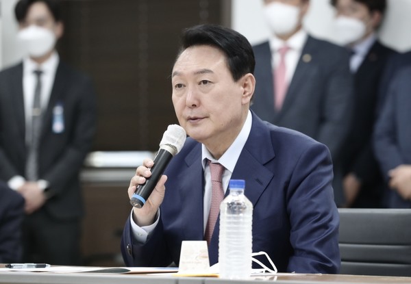 윤석열 당선자가 청주 오창 다목적 방사광가속기 조성공사 현장을 방문해 발언하고 있다. 사진=인수위