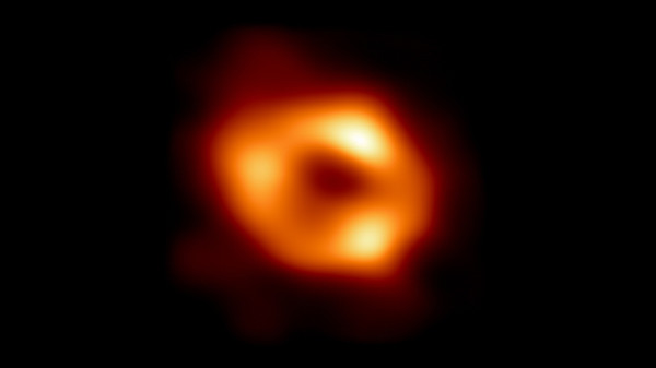 우리 은하 중심부에 자리 잡은 초대질량 블랙홀을 포착하는 데 성공했다. 지난 2019년 블랙홀의 모습이 최초 공개된 이후 새로운 블랙홀의 모습이 3년 만에 공개됐다. 사진/ 뉴시스 제공