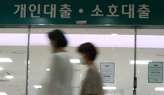 윤석열 정부가 출범하기도 전에 한국은행 총재가 선임되지 않아 금리인상 결정이 어려울 것이라는 분석이 있었지만, 문재인 정부에선 시기를 놓칠 수 없다는 듯이 금리를 인상하고 바통을 넘겼다. 마치 매를 먼저 맞는 격이었다. 사진/ 뉴시스 제공