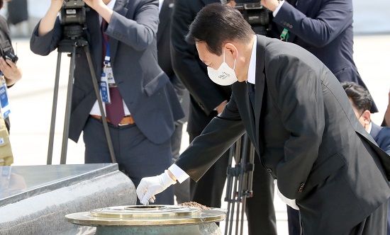  18일 광주 국립 5·18민주묘지를 방문한 윤석열 대통령이 제42주년 5·18민주화운동 기념식에서 기념사를 통해 ‘자유·인권·통합’의 메시지를 전했다. 사진/ 뉴시스 제공