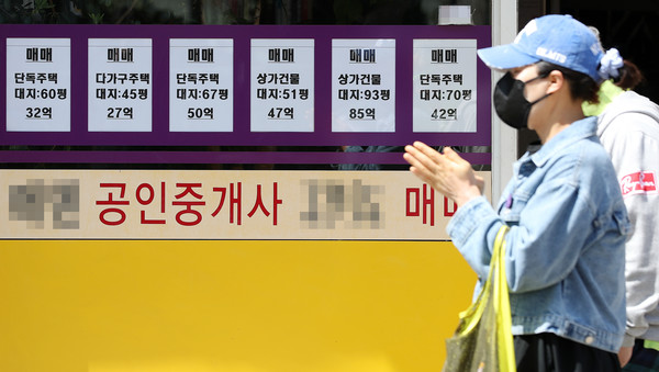 한국은행이 15년 만에 2달 연이어 기준금리를 올린 데다가 올해 안에 추가 금리 인상이 예정되어 있어 집값 하락에 대한 불안감이 증폭될 것으로 전망된다. 사진/ 뉴시스 제공