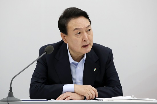 윤석열 대통령이 관계부처 합동으로 ‘새정부 경제정책방향’을 발표한 것과 관련해 참여연대가 “새정부가 오늘 내놓은 경제정책방향은 ‘저성장 극복과 성장-복지 선순환’을 목표로 하고 있으면서도 그 내용은 과거 보수정부가 추진했던 ‘줄푸세’의 연장선 상에 있어 우려된다”고 밝혔다.