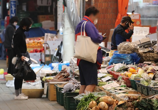 2020년 우리나라 가구소득이 편균 201만원(전년대비 3.39% 증가)이 늘어난 이유가 공적 이전 소득이 대폭증가 했기 때문이란 연구결과가 나왔다. 사진/ 뉴시스 제공