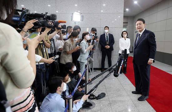 윤석열 대통령이 가계부채와 고금리 문제에 대해 “근본적인 해법은 어렵다”고 밝혔다. 사진/ 뉴시스 제공