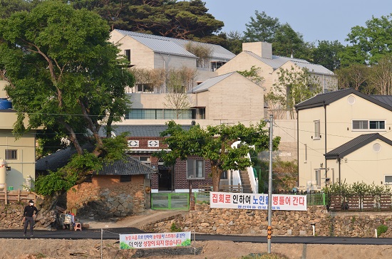 경남 양산시 하북면 평산마을 문재인 전 대통령 사저 앞 도로에 보수단체가 진행하는 집회 소음으로 인한 주민 생활 불편을 호소하는 현수막이 걸려 있다. 사진/ 뉴시스 제공
