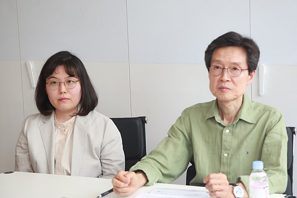 오승종 변호사(오른쪽)와 김연수 법학박사.