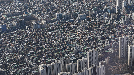 혼자 사는 1인 가구 10명 가운데 4명은 월셋집에 사는 것으로 나타났다. 통계청이 발표한 '2020 인구주택총조사, 가구·주택 특성 항목' 결과에 따르면 지난해 1인 가구는 6백64만 3천 가구로 전체 가구의 31.7%를 차지했다. 1인 가구 중 41.2%는 월세, 자가 거주 34.3%, 전세 거주 17.5% 순이였다. 사진은 26일 오후 서울 송파구 롯데월드타워 서울스카이에서 바라본 단독주택 모습. 사진/ 뉴시스 제공