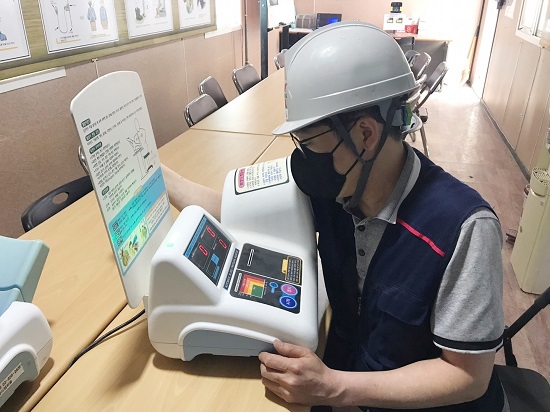 부영그룹이 연일 계속되는 폭염 속에서 근로자 안전관리에 만전을 기하고 있다. 옥외작업이 많은 현장 특성상 폭염으로 인한 근로자의 사고 예방을 위해 현장 공정별 특성에 맞는 안전관리 매뉴얼을 전파해 안전한 현장 만들기에 노력하고 있다. 사진/ 부영그룹 제공