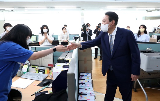 윤석열 대통령이 26일 충북 청주 국립보건연구원 바이오뱅크(국립중앙인체자원은행)에서 코로나19 예방접종대응추진단 직원을 격려하고 있다.  사진/ 뉴시스 제공