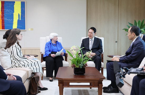 윤 대통령은 19일 오후 용산 대통령실 청사 집무실에서 재닛 옐런 미국 재무장관의 예방을 받은 자리에서 “한미간의 포괄적 전략 동맹이 정치군사안보에서 또 산업기술안보로, 나아가 경제금융안보 동맹으로 더욱 튼튼하게 이어지기를 기대한다”고 밝혔다. 사진/ 뉴시스 제공