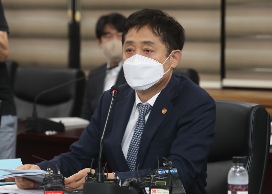 김주현 금융위원장이 ‘금융규제혁신회의’ 출범식에서 금융규제혁신의 목표가 “불가침의 성역없이 기존 규제를 근본적으로 재검토 할 것”이라고 밝힌 것과 관련해 참여연대가 “막상 발표한 234개의 금융규제혁신 과제를 살펴보면 금산분리·전업주의 규제를 허물어 금융기관이 국민의 자산과 개인정보를 사유화하여 각종 수익사업에 진출할 수 있게 하는 내용이 주를 이루고 있다”고 지적했다. 사진/ 뉴시스 제공