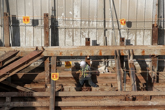 7월 들어 노동자 사망사고가 급증하고 있다. 전년 대비 같은 기간 11건의 사망사고가 증가했고, 중대재해기업처벌법 적용 사업장에서 발생한 사고는 전년 대비 15건이나 증가했다. 사진/ 뉴시스 제공