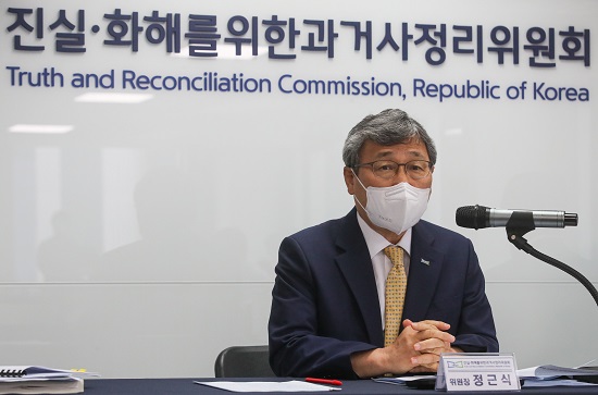정근식 진실·화해를위한과거사정리위원장이 22일 오전 서울 중구 진실·화해를위한과거사정리위원회 대회의실에서 열린 진화위 조사 개시 1주년 기자회견에서 발언을 하고 있다.  사진/ 뉴시스 제공