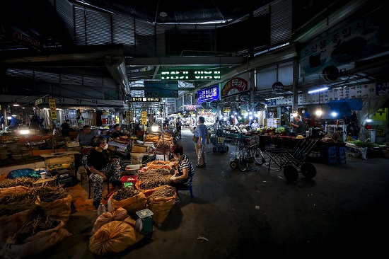 지난 29일 중앙생활보장위원회(이하 중생보위)가 기준중위소득을 최종 심의·의결하면서 중위소득 증가율의 최신 3년치(2018~2020년) 평균값으로 정한 기준 3.57%를 반영해 ‘23년 기준중위소득 기본증가율이 5.47%로 정했다. 사진/ 뉴시스 제공