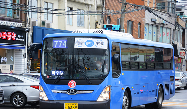 지난달 신수교통은 서울시에 버스기사에 대한 칭찬민원이 접수됐다는 연락을 받았다. 버스기사 K씨는 ‘버스에 승차한 승객의 행동거지가 비정상적인 것 같아 유심히 지켜보던 중 평소 인적이 드문 곳에 하차하려는 것을 보고 차를 세우고 경찰에 인계한 것에 대한 제보 때문이다.