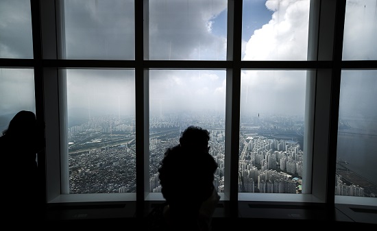  한국부동산원이 8월 2주(8.8일 기준) 전국 주간 아파트가격 동향을 조사한 결과, 매매가격은 0.07% 하락, 전세가격은 0.06% 하락했다. 사진/ 뉴시스 재공