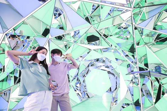 갤럭시 스튜디오 삼성 디지털프라자 홍대본점을 찾은 방문객들이 런웨이 존에서  거울셀피 촬영을 체험하고 있다. 사진/ 삼성전자 제공