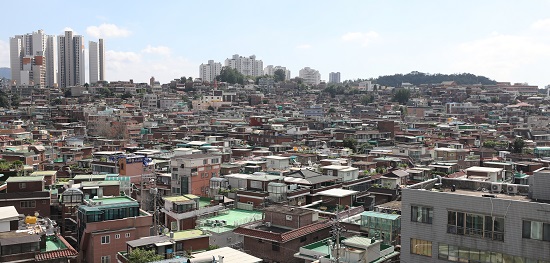 정부가 16일 도심역세권 등 수요가 많은 입지에 민간주도 공급을 골자로 하는 주택공급정책을 발표하면서 기존 재개발·재건축·재정비 추진 구역을 중심으로 사업추진에 속도가 붙을지 주목되고 있다. 사진은 16일 서울 동작구 노량진 재정비촉진지구.  사진/ 뉴시스 제공