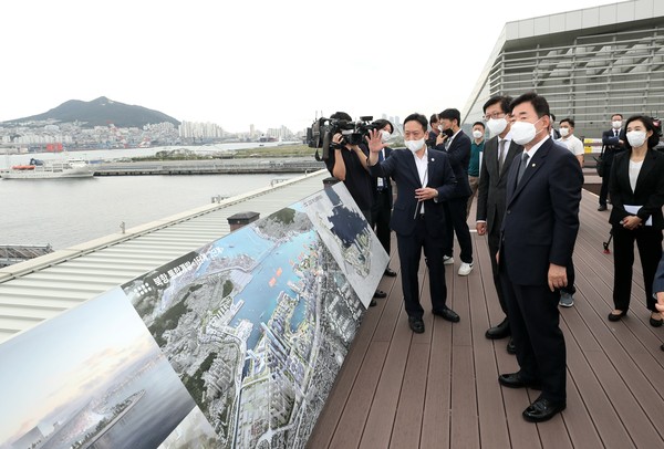 김진표 국회의장은 29일 오후 2030부산세계박람회 예정지인 부산북항재개발홍보관을 찾았다. (사진출처:국회의장 공보수석실)