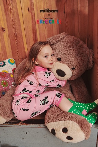 6일 이랜드리테일에서 운영하는 키즈 트렌디 편집숍 밀리밤이 22년 FW시즌을 맞아 현대 그림책의 거장 에릭칼(Eric Carle)과 아트 패션 콜라보 상품을 출시했다. 사진/ 이랜드리테일 제공