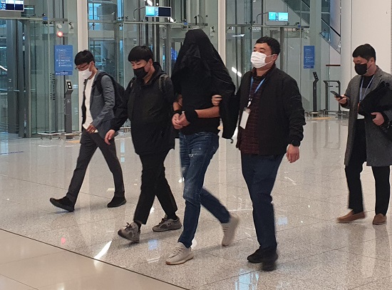 코로나19를 거치며 다양한 유형의 인터넷 불법사설 사이트가 급증하고 있는 것으로 나타났다. 국내외 사무실을 두고 1조2000억원대 불법 온라인 도박사이트를 운영한 혐의를 받는 조직 총책 A씨가 베트남 현지에서 검거돼 15일 국내로 송환됐다. A씨는 지난 2012년 7월부터 지난해 3월까지 불법 온라인 도박사이트 개설을 통해 수백억원의 불법 이익을 취득한 혐의를 받는다. 사진/ 뉴시스 제공 