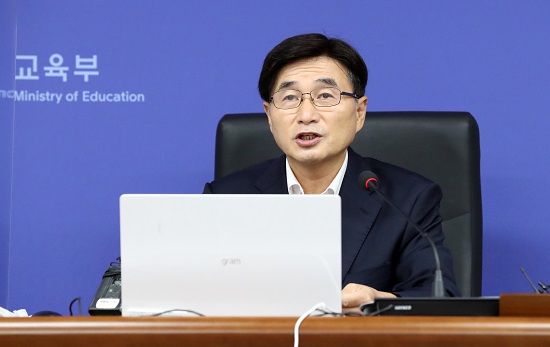 승걸 교육부 학교혁신지원실장이 31일 오후 세종시 정부세종청사에서 최근 공개한 새 교육과정 시안 중 우리 나라 현대사를 다루는 대목에 '남침'과 '자유 민주주의' 등의 표현이 없는 상황에 대한 설명을 하고 있다.  사진/ 뉴시스 제공