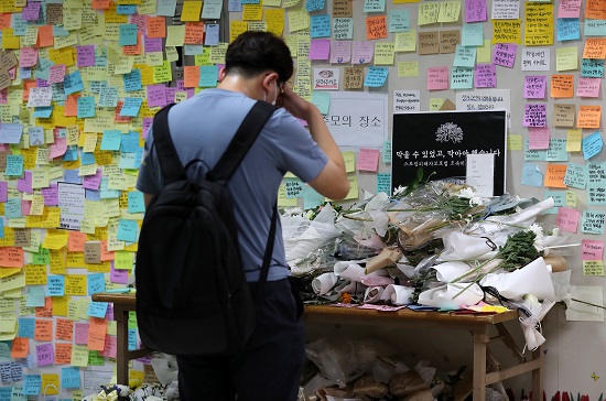  서울교통공사 역무원 스토킹 살인사건 발생 5일째인 19일 오전 서울 중구 신당역 역내 화장실 앞에 마련된 추모공간에서 한 시민이 추모하고 있다. 사진/ 뉴시스 제공