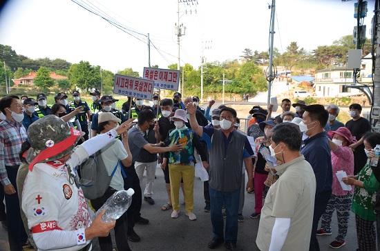 전직 대통령의 사저 근처에서 발생하는 폭력·혐오 시위를 방지하기 위한 ‘대통령 등의 경호에 관한 법률 일부개정법률안’이 대표발의 됐다. 사진은 지난 5월 경남 양산시 하북면 평산마을 주민 40여 명이 문재인 전 대통령 사저 앞 도로에서 한 보수단체가 진행하는 집회현장을 찾아 소음으로 인한 생활 불편을 호소하며 거친 항의를 하고 있다. 사진/ 뉴시스 제공