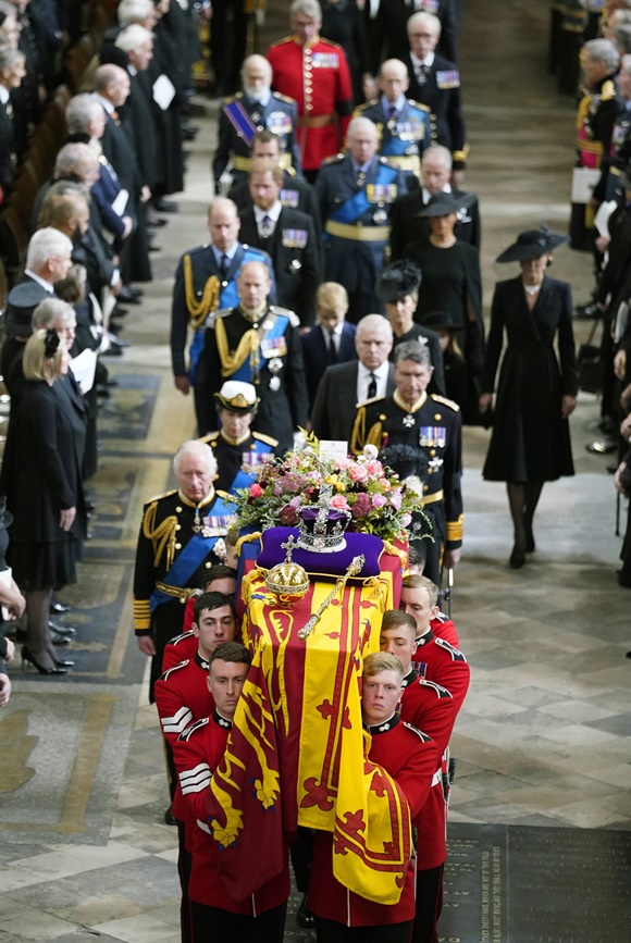 사진:뉴시스 ([런던=AP/뉴시스]19일(현지시간) 런던 웨스트민스터 사원에서 엄수된 엘리자베스 2세의 장례식에서 엘리자베스 2세 여왕 관 운구 행렬을 찰스 3세 새 국왕 등 왕실 가족들이 뒤따르고 있다. 2022.09.19.)