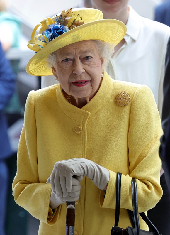 사진: 뉴시스 ([런던=신화/뉴시스] 엘리자베스 2세 영국 여왕이 17일(현지시간) 런던의 패딩턴역에서 열린 엘리자베스 노선 개통식에 참석하고 있다. 엘리자베스 노선은 오는 24일 대중에 개통하는 지하철 노선이다. 2022.05.18.)