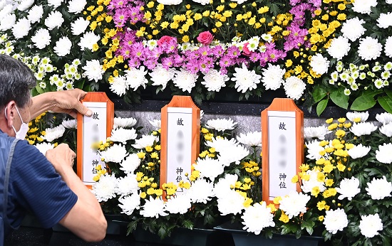 지난 8월 24일 오후 경기도 수원시 중앙병원 장례식장에 암·난치병 투병과 생활고에 시달리다 다세대주택에서 숨진 채 발견된 세 모녀의 빈소가 마련되고 있다. 사진/ 뉴시스 제공