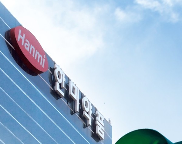 한미약품그룹 지주회사 한미사이언스가 계열사 한미헬스케어와의 합병을 추진하는 가운데 한미헬스케어의 경쟁력이 주목받고 있다. 두유와 수술용 치료재료, IT 솔루션 등 다양한 비즈니스 영역에서 경쟁력을 축적한 한미헬스케어의 역량이 한미사이언스의 사업 경쟁력을 더욱 배가할 것이란 목소리가 나온다. 사진/ 한미약품 제공