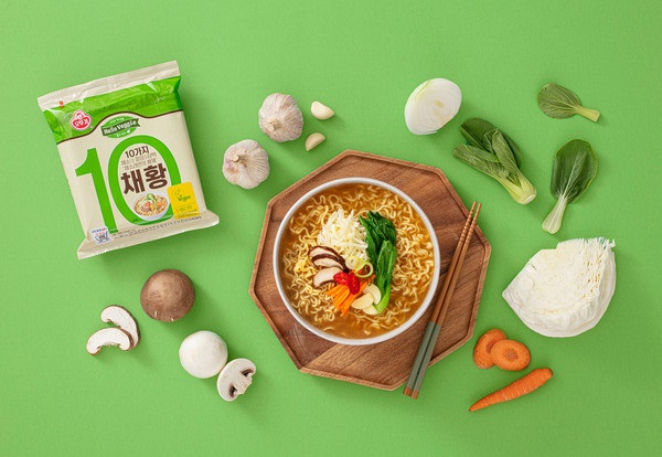 오뚜기는 100% 순식물성 재료로 만든 비건 라면 '채황'을 리뉴얼 출시했다고 지난 28일 밝혔다. 사진/ 오뚜기 제공