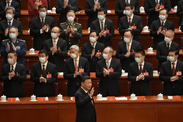[베이징=AP/뉴시스] 10월 16일 오전 중국 베이징 인민대회당에서 제20차 중국 공산당 전국대표대회(20차 당대회) 개막식이 열린 가운데 시진핑 중국 국가주석이 입장하고 있다.