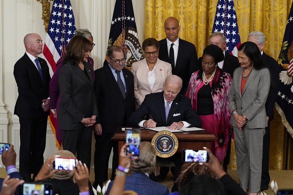 [워싱턴=AP/뉴시스] 조 바이든 미국 대통령이 5월 25일(현지시간) 백악관 이스트룸에서 조지 플로이드 사망 2주기를 맞아 경찰 개혁을 위한 행정 명령에 서명하고 있다. (자료사진)