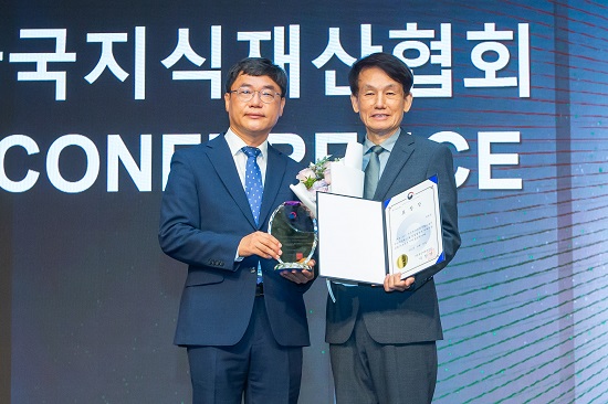 20일 효성에 따르면 자사는 특허청∙한국지식재산협회 주관으로 그랜드 하얏트 서울에서 이날 오전 개최된 ‘2022 지식재산경영기업상 시상식’에서 대상 격인 산업통상자원부장관상을 수상했다. 사진/ 효성 제공