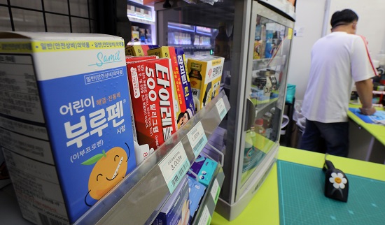 조사대상 판매점은 'CU'(33.9%), 'GS25'(32.0%), '세븐일레븐'(22.0%)등 3대 편의점이 전체의 약 88%를 차지하였으며, 그 외 편의점을 나누어 분석하였다. 사전 교육을 받은 조사원이 심야시간대(오전 01~06시) 안전상비의약품판매업소를 방문하여 영업여부를 직접 확인하였으며 야간 영업을 하지 않는 경우에는 주간에 재방문 하여 안전상비의약품 판매갯수, 주의사항 등 게시현황, 1품목만 판매하는지 여부 등을 조사하였다. 사진/ 뉴시스 제공