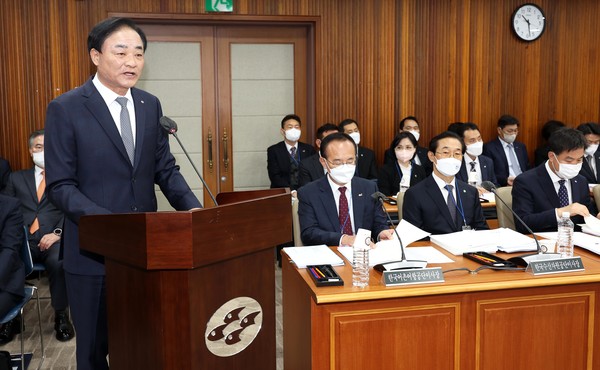 임준택 수협중앙회장이 18일  수협중앙회에서 열린 국정감사에서  업무보고하고 있다.  (사진:뉴시스)