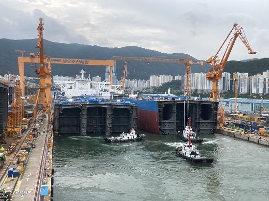 10여 년 만에 호황을 맞은 조선업계의 LNG 선박 수출에 경고등이 켜졌다. 산업통상자원부와 한국가스공사 간 LNG 공급을 둘러싼 이견으로 선박 시운전 일정에 차질이 생길 우려가 커지고 있기 때문이다. 사진/ 뉴시스 제공