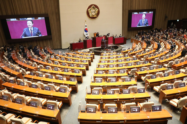 윤석열 대통령이 25일 서울 여의도 국회 본회의장에서 2023년도 예산안 시정연설을 하고 있다. 이날 더불어민주당 의원들이 불참해 자리가 비어 있다. (사진:뉴시스)