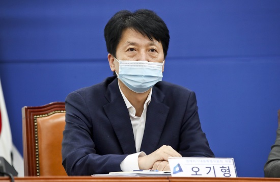 금일 발표된 4대 금융지주(KB금융, 신한금융, 하나금융, 우리금융)의 3분기 실적이 사상 최대치를 기록한 것으로 나타났다. 사진은 오기형 의원. 사진/ 뉴시스 제공