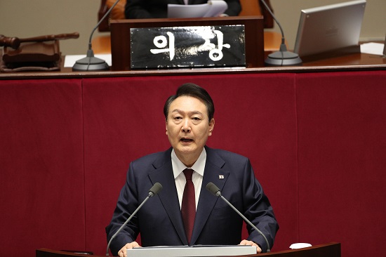 윤석열 대통령이 지난 25일 임기 첫 예산안에 대해 국민과 국회에 직접 설명하는 시정연설을 통해 고물가·고금리·강달러 추세 속에서 취약계층과 사회적 약자들의 고통이 점점 커지고 있다며 서민과 사회적 약자들을 더욱 두텁게 지원하는 ‘약자복지’를 추구하고 있다고 강조했다.