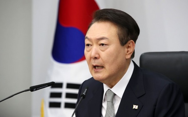 윤석열 정부가 총지출 639조 원 규모의 2023년 예산안을 제시했다. 총지출이 전년대비 5.2%증가했지만 추경대비로는 6.0% 감소한 것이며, 지난 5년 동안의 평균 총지출 증가율 8.7%의 60% 수준밖에 되지 않는 규모라는 지적이 이어지고 있다. 사진/ 뉴시스 제