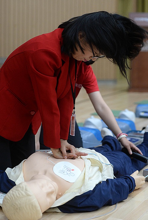 더불어민주당 장철민 의원은 단독주택이 밀집된 지역 내 공동이용시설에 자동심장충격기를 설치하도록 하는 '응급의료에 관한 법률 일부개정법률안'을 대표발의 했다고 밝혔다. 사진/ 뉴시스 제공