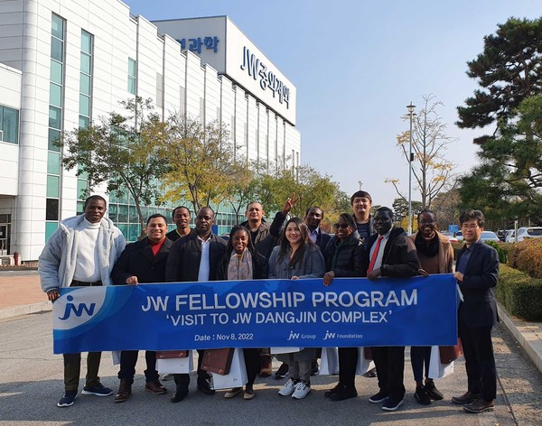 연세의료원에서 연수 중인 해외 의료진 12명이 지난 8일 JW그룹 당진생산단지 견학을 실시했다. 당진생산단지 견학을 마친 의료진이 기념촬영을 하고 있다. 사진/ JW홀딩스